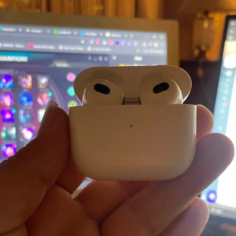 Apple White Wireless Earbuds Charging Case